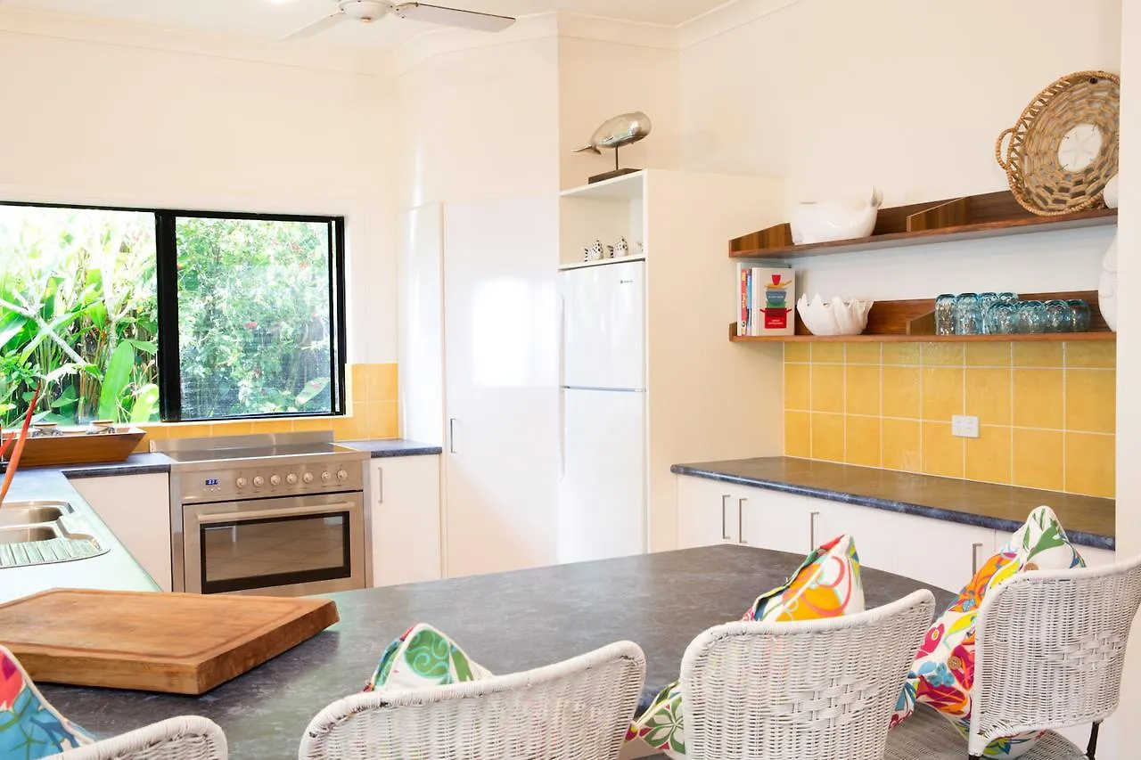 Absolute Beachfront Bliss - Newell Beach - 10 Metres To The Ocean 0*,  Austrálie