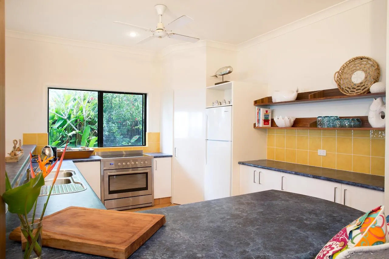 Absolute Beachfront Bliss - Newell Beach - 10 Metres To The Ocean 0*,