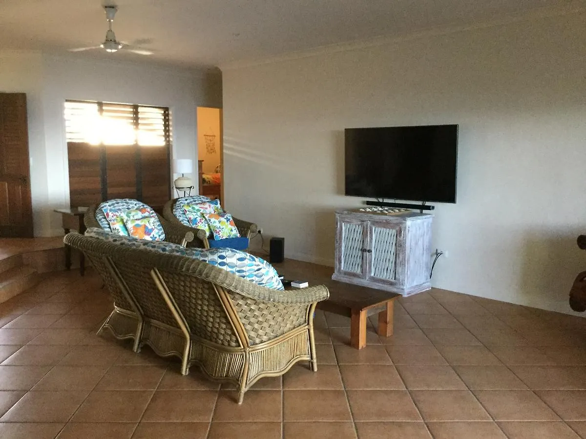 Absolute Beachfront Bliss - Newell Beach - 10 Metres To The Ocean 0*,