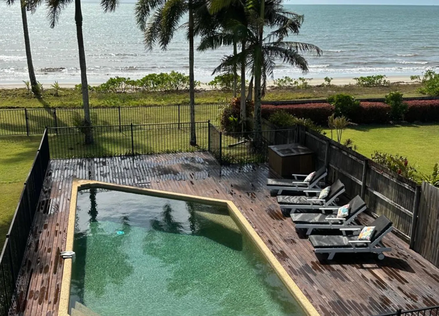 Holiday home Absolute Beachfront Bliss - Newell Beach - 10 Metres To The Ocean