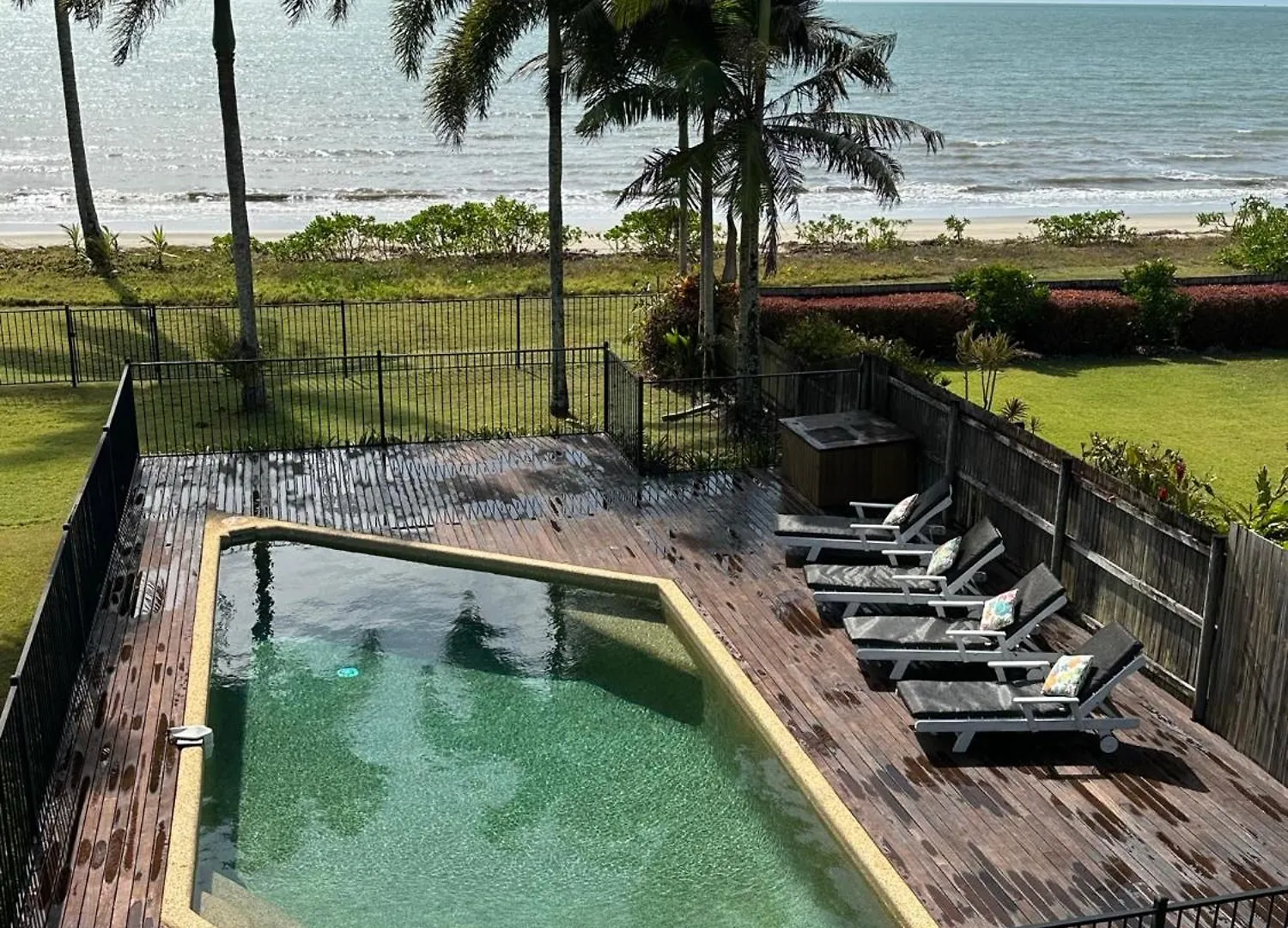 Absolute Beachfront Bliss - Newell Beach - 10 Metres To The Ocean