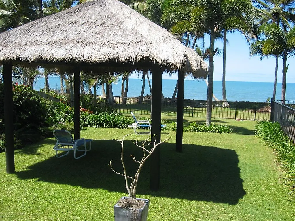 Absolute Beachfront Bliss - Newell Beach - 10 Metres To The Ocean Holiday home