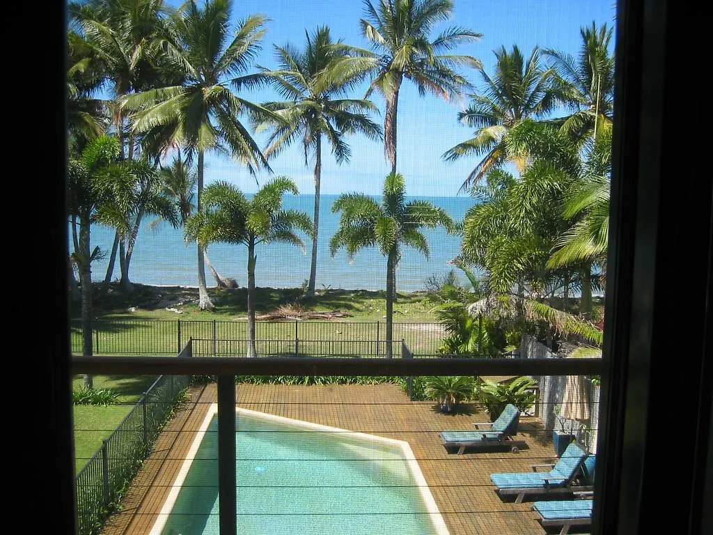 Absolute Beachfront Bliss - Newell Beach - 10 Metres To The Ocean Holiday home