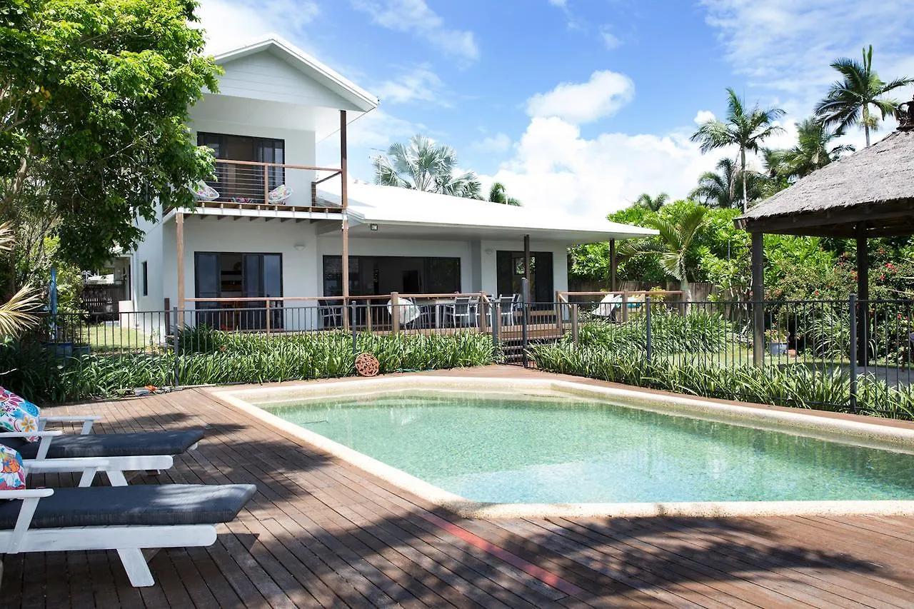 Absolute Beachfront Bliss - Newell Beach - 10 Metres To The Ocean