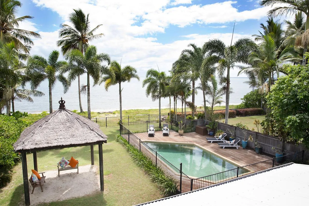 Holiday home Absolute Beachfront Bliss - Newell Beach - 10 Metres To The Ocean