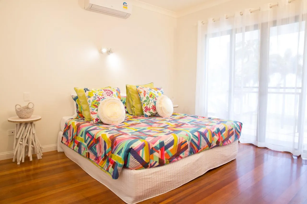 Absolute Beachfront Bliss - Newell Beach - 10 Metres To The Ocean 0*,