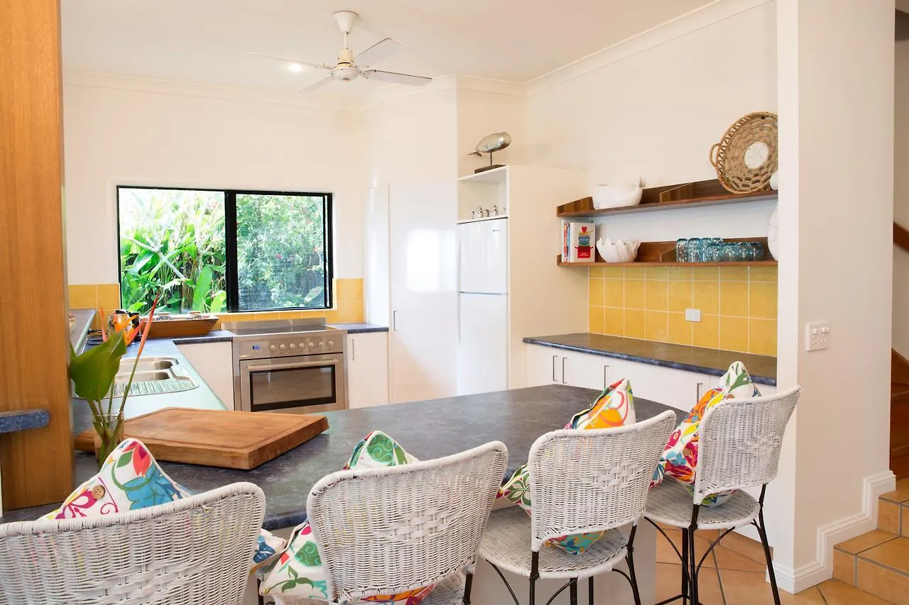Absolute Beachfront Bliss - Newell Beach - 10 Metres To The Ocean Holiday home