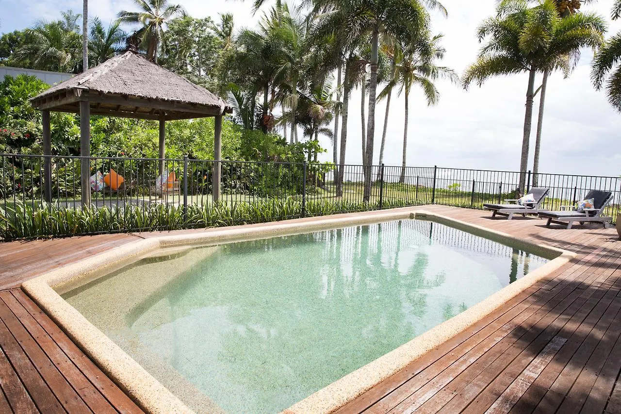 Absolute Beachfront Bliss - Newell Beach - 10 Metres To The Ocean 0*,