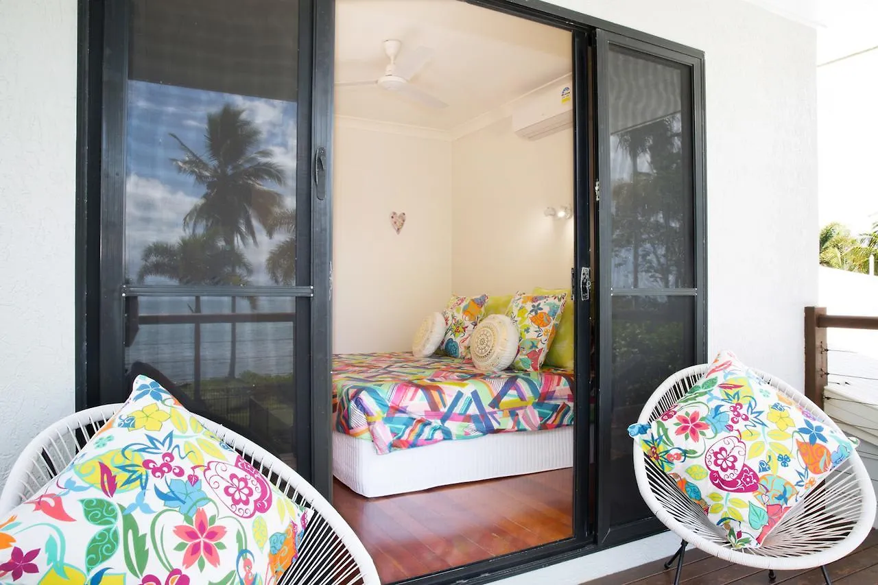 Absolute Beachfront Bliss - Newell Beach - 10 Metres To The Ocean 0*,