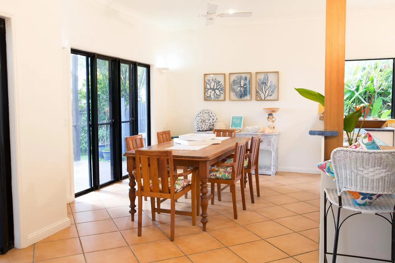 Absolute Beachfront Bliss - Newell Beach - 10 Metres To The Ocean Holiday home